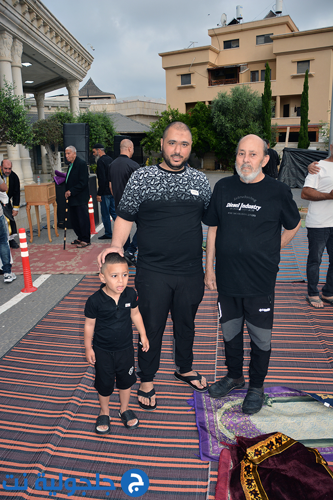 اهالي جلجولية يؤدون صلاة عيد الاضحى في ساحة مسجد الروضة في جلجولية 